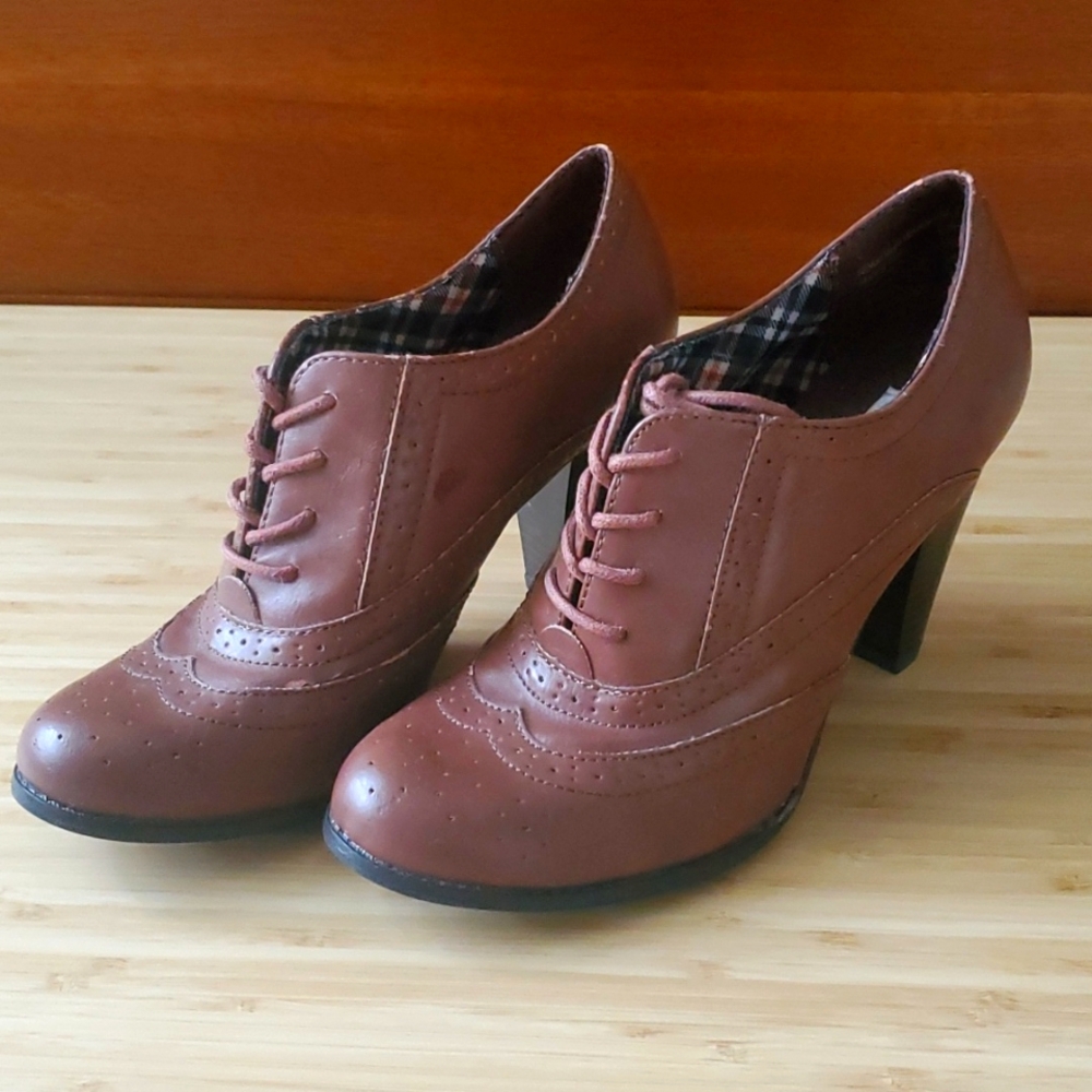 American Eagle Women's Oxford Wing Tip Lace Up Pumps "Vintage" style